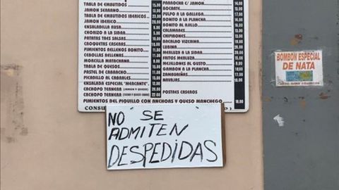 Imagen de un cartel en el exterior de un restaurante de la Cuesta del Cholo en Gijn