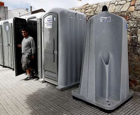 Servicios p�blicos instalados en las inmediaciones del paseo de A Calzada, una de las zonas m�s concurridas. 