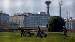 El campo de golf est� situado junto a la ciudad deportiva Arsenio Iglesias y tiene vistas a la torre de H�rcules