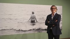 Francesc Polop, comisario de la muestra  Antif�mina , ante una de las im�genes tomadas por la fot�grafa Colita