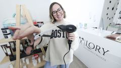 Lory, en su negocio, situado en pleno centro de la capital de Soneira