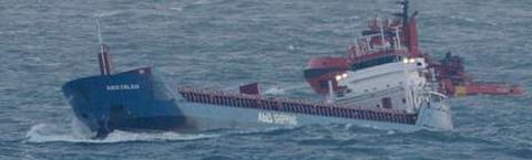 El �Abis Calais�, ayer, mientras era remolcado al puerto de Ferrol.
