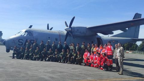 Los participantes en el ejercicio, ante el avin Delta 4 antes de despegar del aerdromo de Lavacolla.