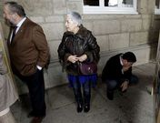 G�mez Besteiro, agachado leyendo un cartel, defiende la inocencia de L�pez Orozco.