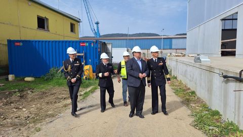 Abalde y el almirante del Arsenal, a la derecha de la imagen, visitando las obras. 