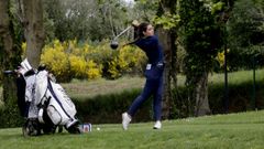 Una participante golpeando la pelota en el Club de Golf de Xaz