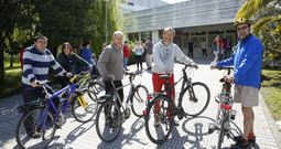 �scar P�rez, Bea Fervenza, Jos� Mar�a Solla, Luis Alberto Samart�n y Miguel Mart�n, en la entrada del IES A Xunqueira II. 