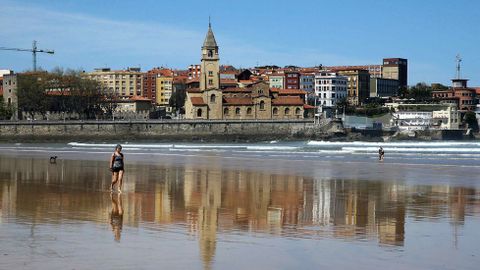 Los gijoneses disfrutan del sol y las elevadas temperaturas en la playa de San Lorenzo