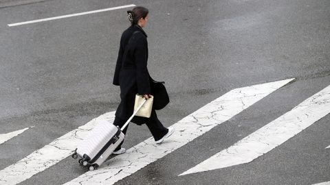 Una mujer por una calle del centro de Oviedo