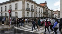 Alumnos entrando al instituto en una foto de archivo