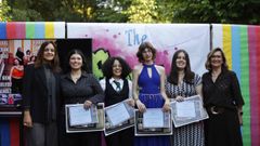 Imagen de unas alumnas recogiendo su diploma durante el acto de graduaci�n.