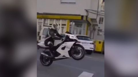 El motorista se grabó varios vídeos realizando estas maniobras