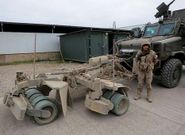 El sargento Mosteiro, ayer en la base delante del �roller�.