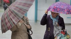 Solo los paraguas m�s resistentes superaron los vientos de m�s de 100 kil�metros por hora. 