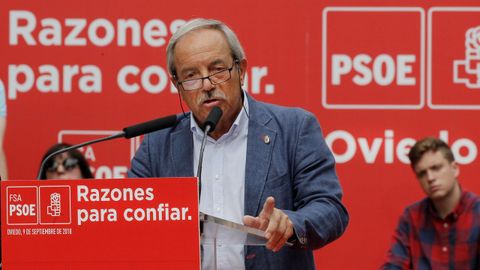 El alcalde de Oviedo, el socialista Wenceslao L�pez, ha anunciado hoy su intenci�n de optar a la reelecci�n en las pr�ximas elecciones municipales por su 'amor a Oviedo y al socialismo'