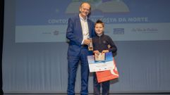 Antonio Candal Rey, alumno do colexio Labarta Pose de Baio, recibindo o primeiro premio do certame no 2024