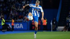Ximo Navarro controlando un baln esta temporada en Riazor