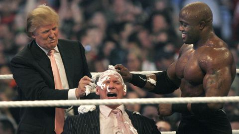 Trump le afeita la cabeza al marido de su nueva secretaria de Empresas en el a�o 2007