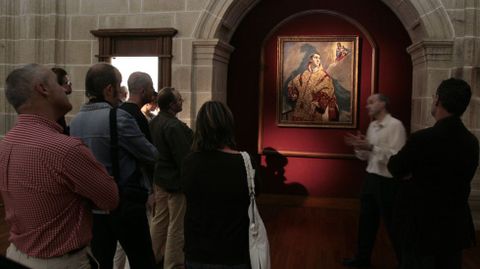 Un grupo de visitantes contempla el cuadro del Greco de la anunciación a San Lorenzo