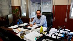 El alcalde de Vilaboa, C�sar Poza (PSOE), en una imagen del pasado agosto tomada en su despacho