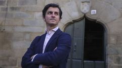 Lu�s Teira estudi� Derecho en la USC y, tras hacer carrera fuera, volvi� a su ciudad natal para abrir un despacho propio. Aficionado a las carreras de ultradistancia y cofrade de la Archicofrad�a de Santiago, trabaja en este momento en la organizaci�n de una jornada de seguridad energ�tica con el Centro de Estudios de Seguridad (Ceseg) de la USC.