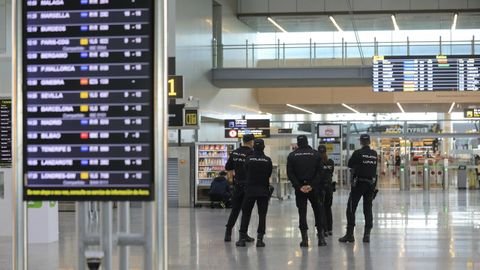 Policas en el aeropuerto de Santiago (foto de archivo)