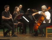 Juan Jos� Dieste y Jos� Lojo acompa�aron a Mar�a Regueira durante la inauguraci�n de la exposici�n, en la que hubo pinchos. 