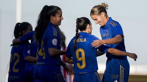 Eva Lois, Sheila Garrido y ADT celebran el gol del Real Oviedo femeniono al Sporting