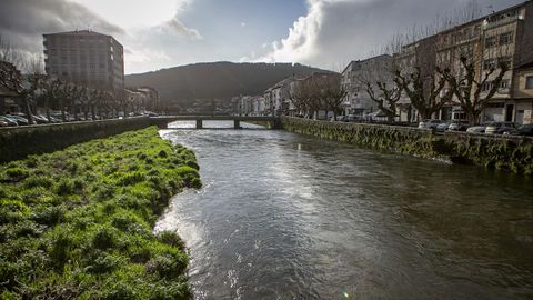 El Vilacoba, en la imagen a su paso por la villa de Noia, es una de las zonas de riesgo de inundaci�n.