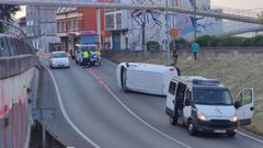 Furgoneta volcada en el lugar del accidente