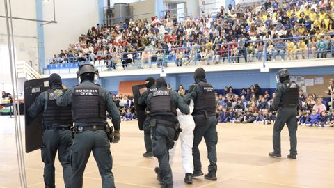 Espectacular despliegue de la Guardia Civil en Pontedeume. 