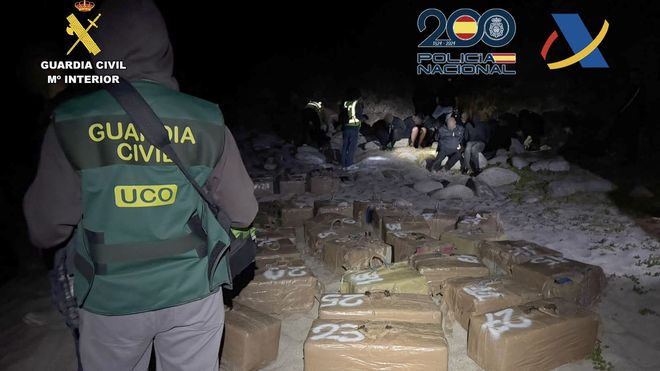 Parte de la coca�na y algunos de los arrestados en la madrugada de este lunes en la playa de Arnela, Mux�a.