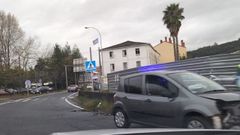 El coche presenta importantes daos en la parte delantera