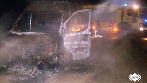 Una furgoneta calcinada en Mieres