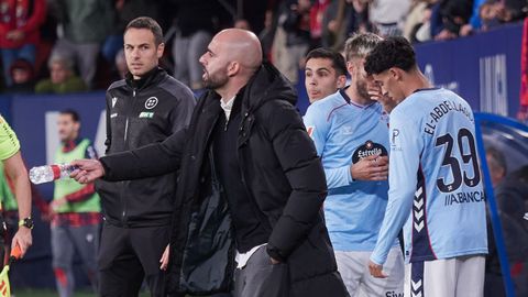 Claudio Girldez, momentos antes de hacer un triple cambio en El Sadar en el minuto 61 de partido.