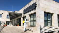 Brigadas antiincendios de la Xunta desinfectan una residencia de ancianos en A Peroxa