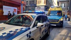 Polica y ambulancia asistiendo al accidente en Ra Nova