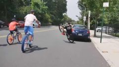 �Esquiva el coche�, j�venes ciclistas jug�ndose un accidente