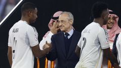 Alaba saluda a Florentino P�rez tras la final de la Supercopa ante el Barcelona.