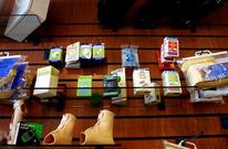 Escaparate de un establecimiento que comercializa diversos productos ortop�dicos, en Lugo.