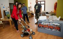 Sandra, a educadora do centro, con alg�ns membros da asociaci�n Semente Vigo. 