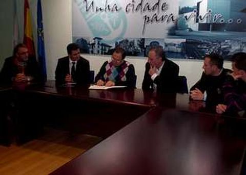 Imagen de la firma del convenio.