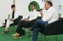 <span lang= es-es >Relatos mari�eiros</span>. Mercedes Queixas y Miguel Toval acompa�aron al cormel�n Suso Lista -en el centro- en la presentaci�n de Xeixos, su segundo libro de relatos.