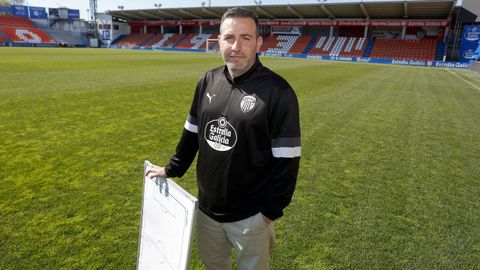 &Aacute;lex Ortiz posa con una pizarra este martes sobre el c&eacute;sped del &Aacute;ngel Carro.