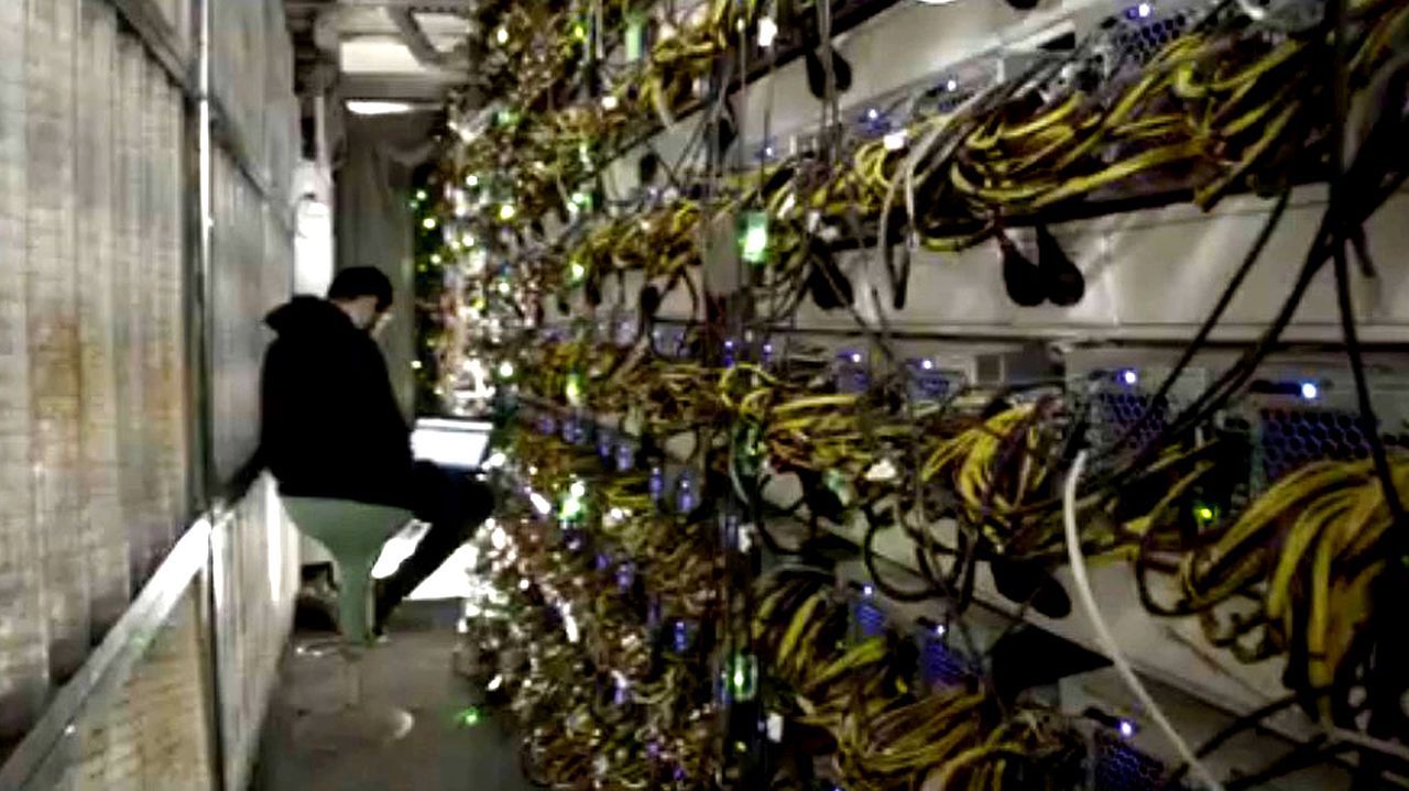 Vigueses minan bitcoins desde varias granjas de ordenadores de Kazajistán