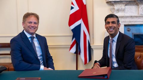 Rishi Sunak, a la derecha, y Grant Shapps, ayer en Downing Street