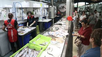 Los incondicionales de Peixes Niki, esta maana de martes, haciendo cola ante el nuevo puesto