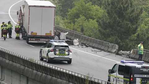 Estado en el que qued&oacute; el pretil tras el impacto del cami&oacute;n en un viaducto de la A-52, en Mel&oacute;n (Ourense)