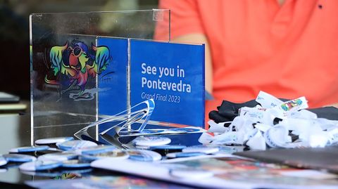 M�s material promocional de Pontevedra en Abu Dabi, con la imagen del loro Ravachol. 