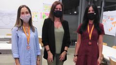 Carolina Teijeiro y Laura Porto, en representaci�n de Alejandro Fern�ndez, acompa�adas de Mar�a Magdalena Rodr�guez, coordinadora del M�ster en Direcci�n e Administraci�n de Empresas de la UDC
